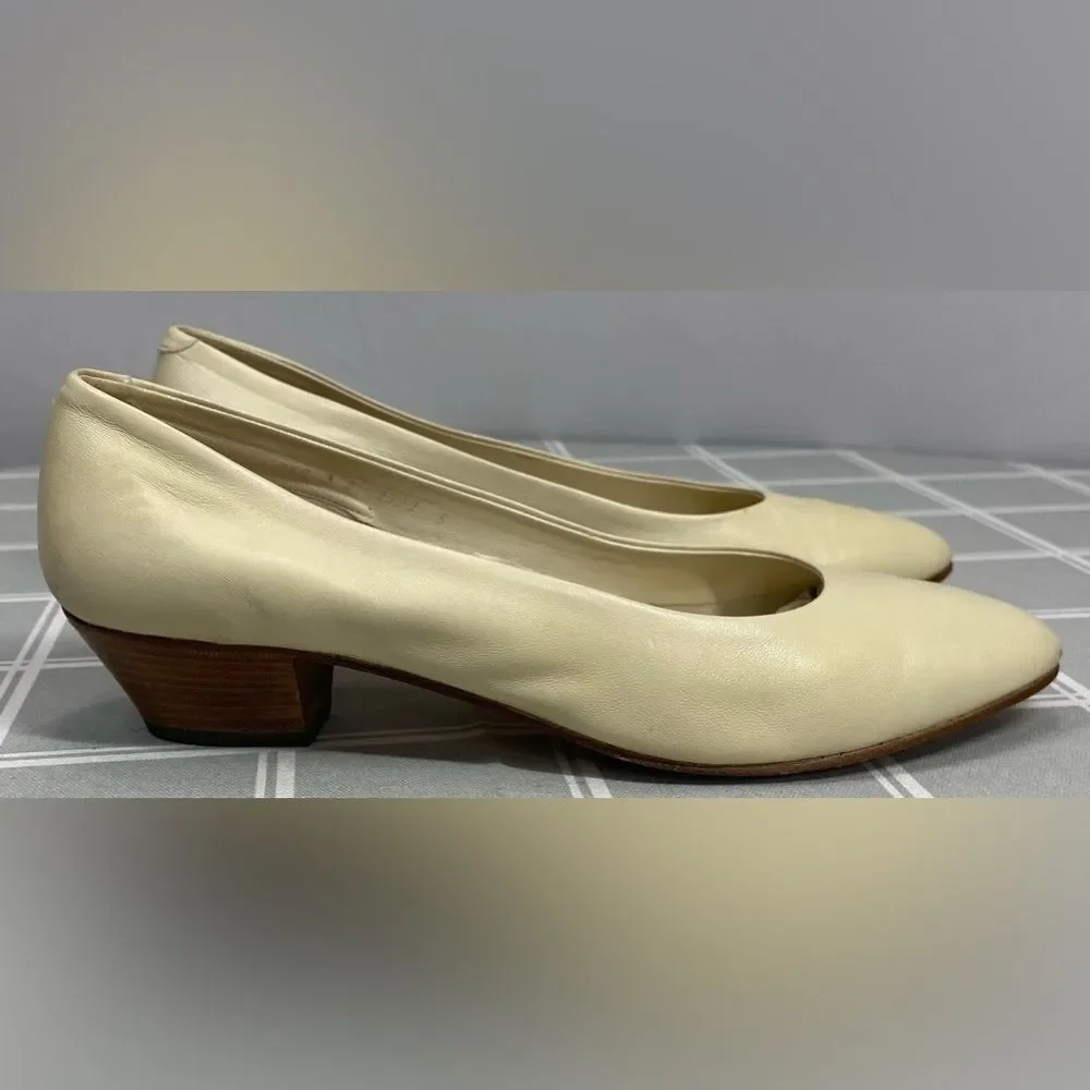 Bally Lela Vtg 80s Shoes Dress Pumps Color Bone Made in Italy Womens Size 8 AA